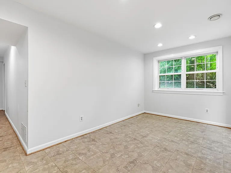 1294 Doubleday Dr — Photo 5