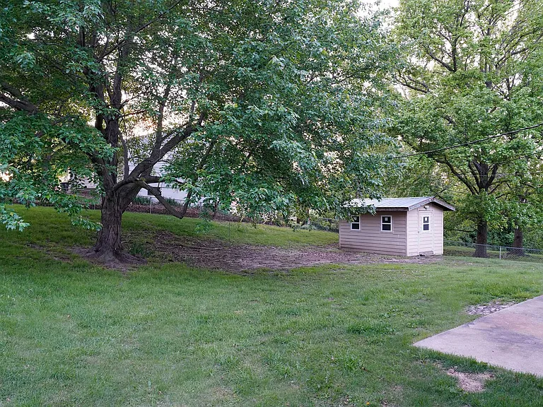 5540 N Garfield Ave — Photo 6