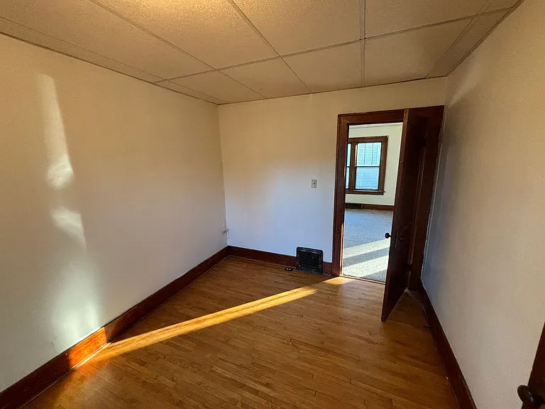 510 Vaughn St — Photo 6