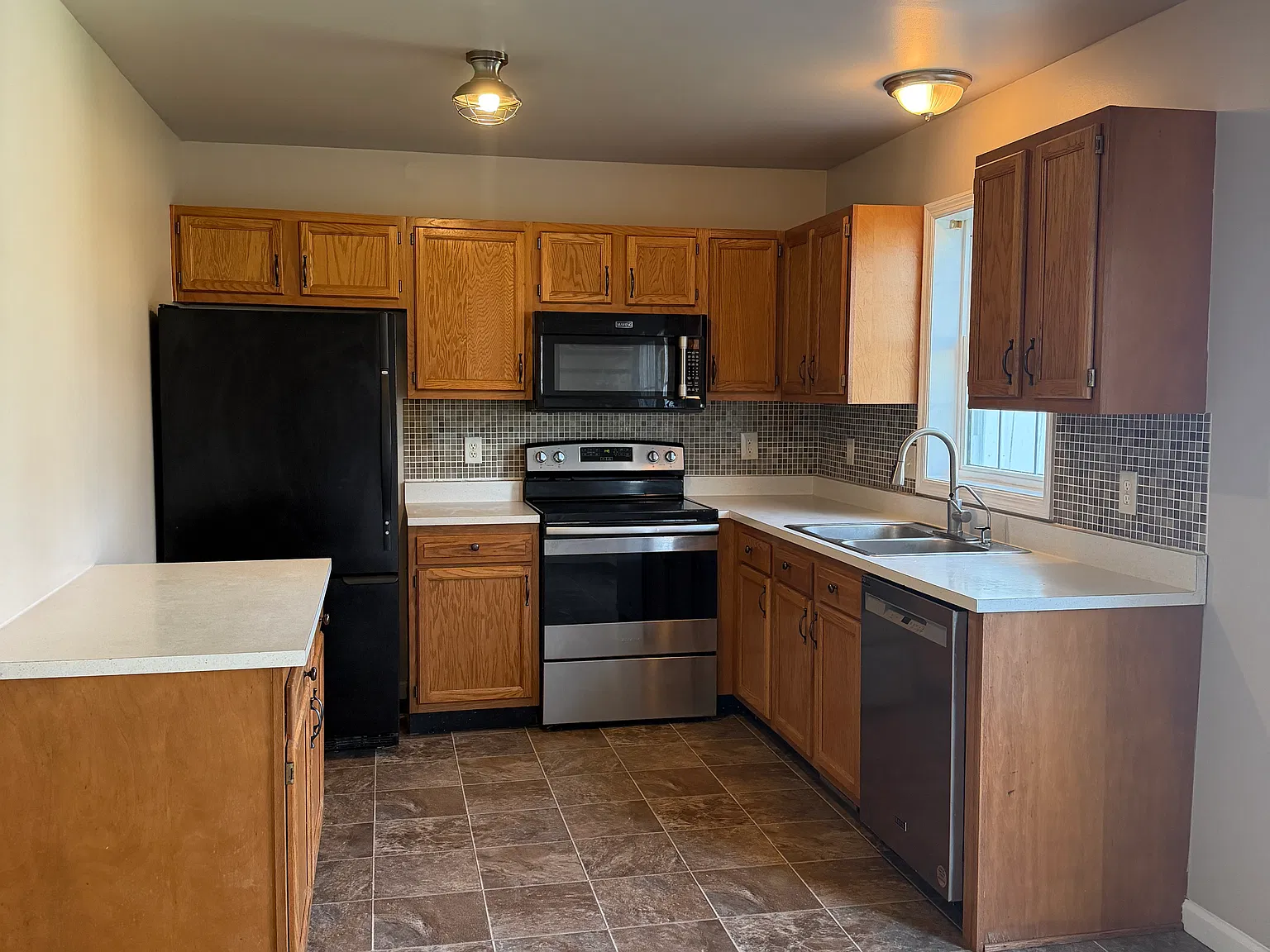 3 bed, 1.5 bath, 1200 sqft, $1,950 — Photo 3