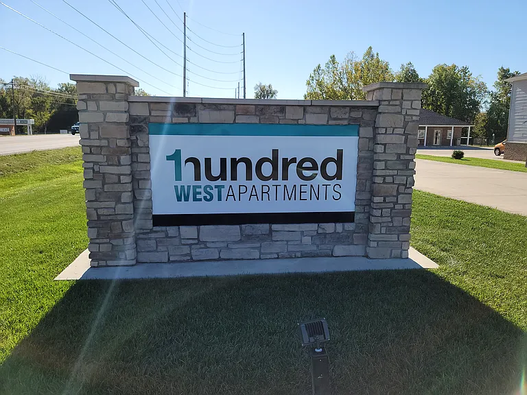 1 Hundred West Apartments — Photo 21