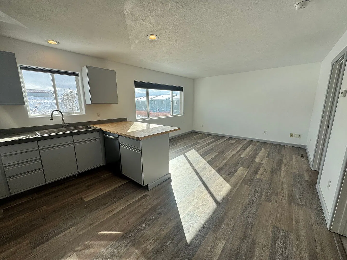 Bright, newly remodeled 3 Bed 2 Bath condo — Photo 2