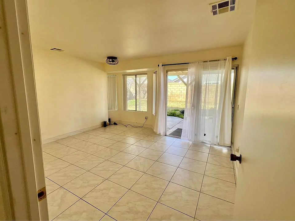 2 bed, 1698 sqft, $800 — Photo 2