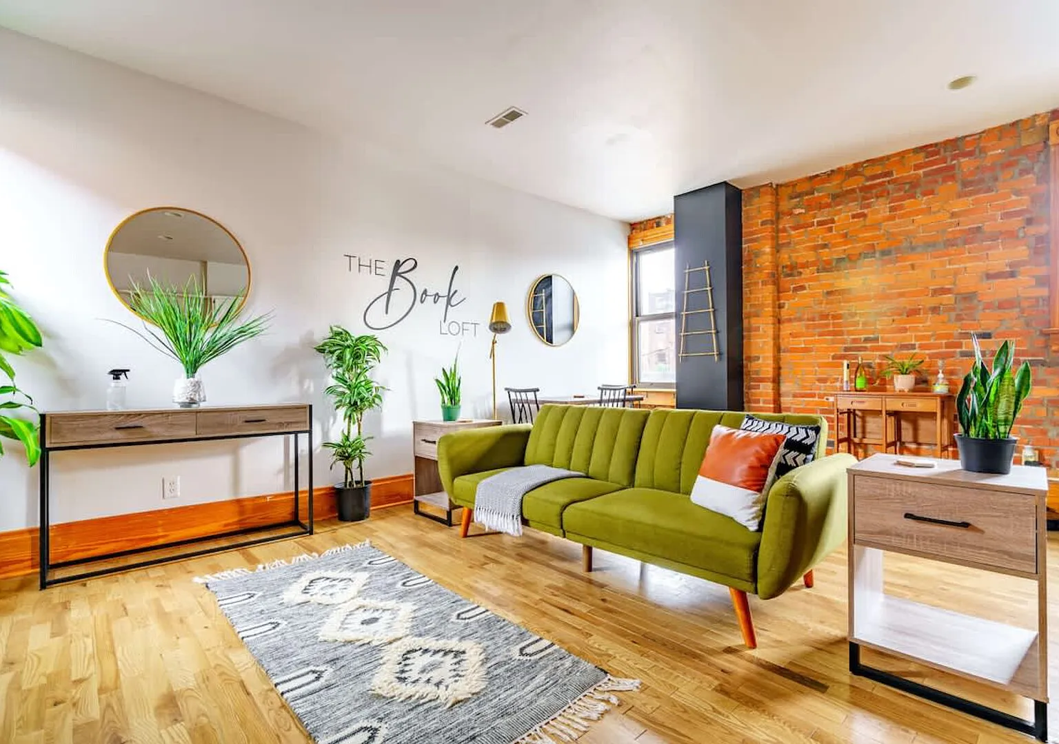 Book Loft by Jungle House | Downtown & Short North | Free Parking | — Photo 1