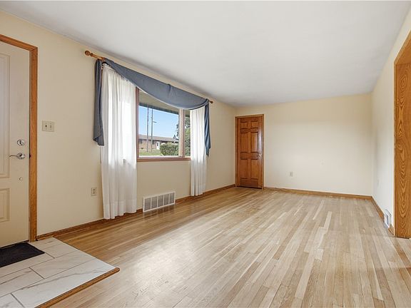 4th image of 1284 S Walnut St