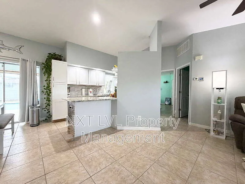 3 bed, 2.0 bath, 1394 sqft, $2,695 — Photo 4