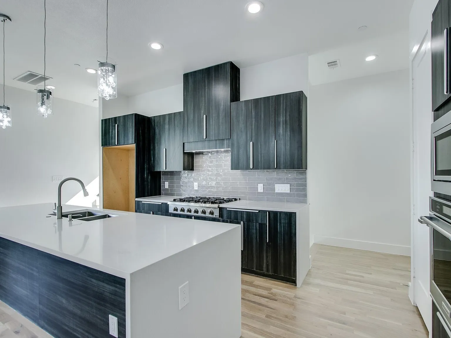 3 bed, 3.5 bath, 2326 sqft, $3,400 — Photo 4