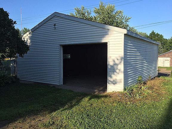 Detached garage 