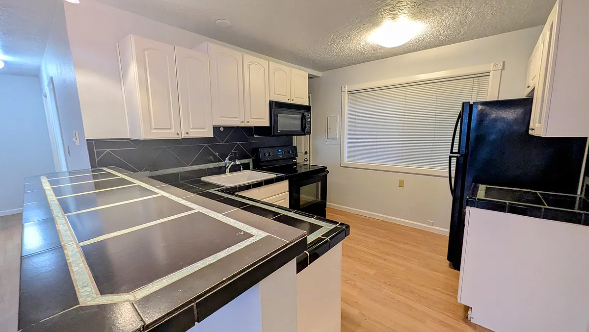 Building Photo - 3425 SW Barbur Blvd #3
