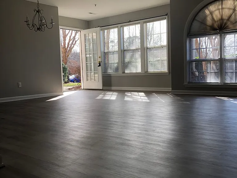 211 Ivy Glen Ct — Photo 2