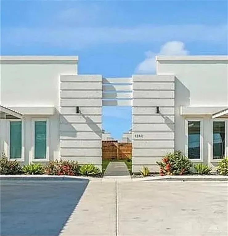 2 bed, 2.0 bath, 3900 sqft, $1,050 — Photo 1