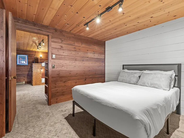 Lower Level Queen Bedroom 4