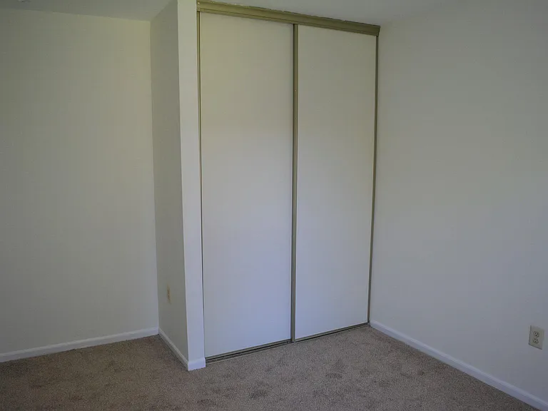 361 Kent Ln — Photo 24