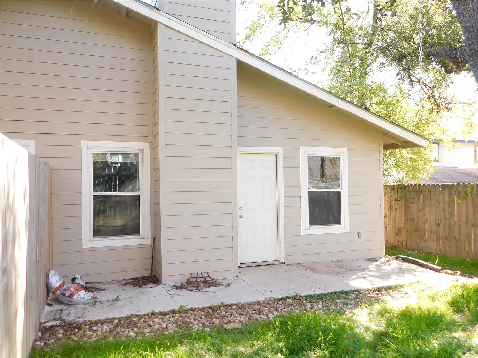 2 bed, 1.0 bath, 1980 sqft, $1,495 — Photo 2