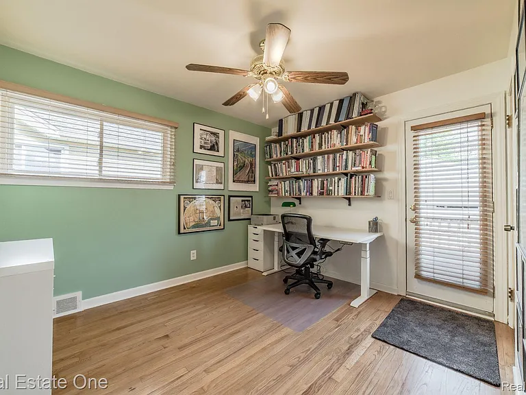 475 E Marshall St — Photo 18