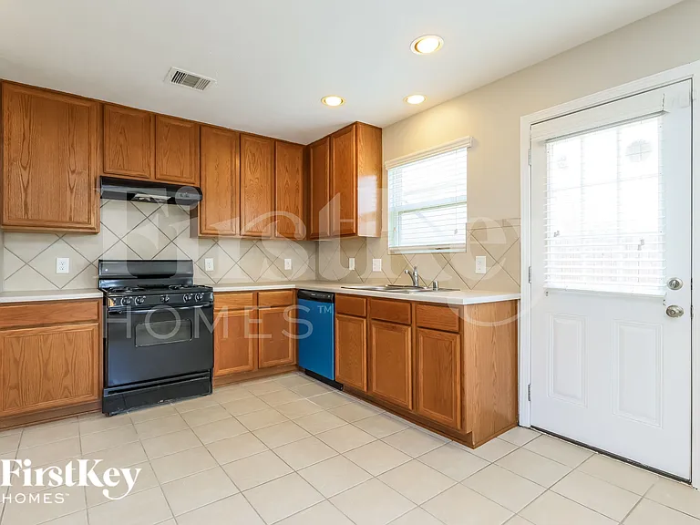 2423 Gianna Way — Photo 7