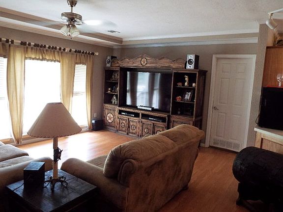 4th image of 215 Lakeshore Dr