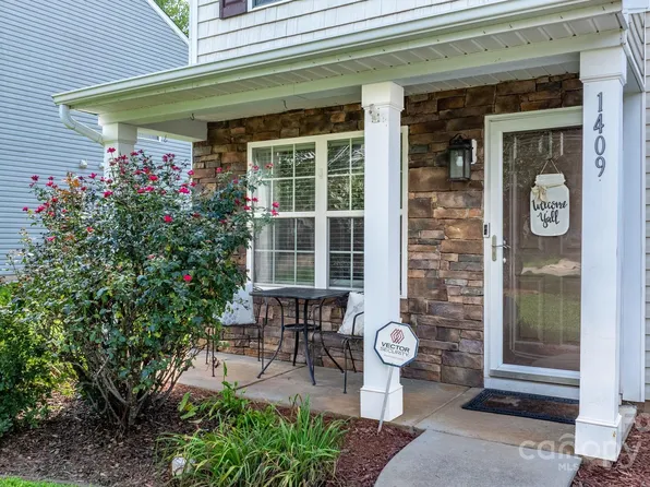 1409 River Run Rd, Lowell, NC 28098