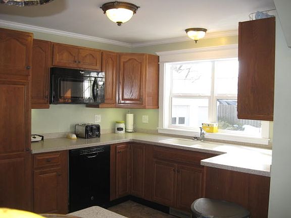 4th image of 325 Canton St