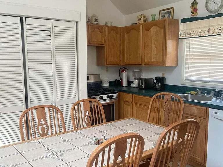 17 Danby Pl — Photo 3