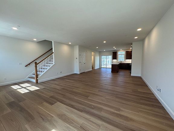 5th image of 6A Dearborn Circle