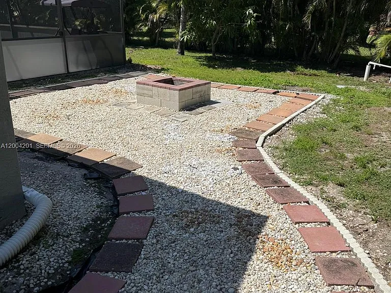 1325 SW 28th St — Photo 20