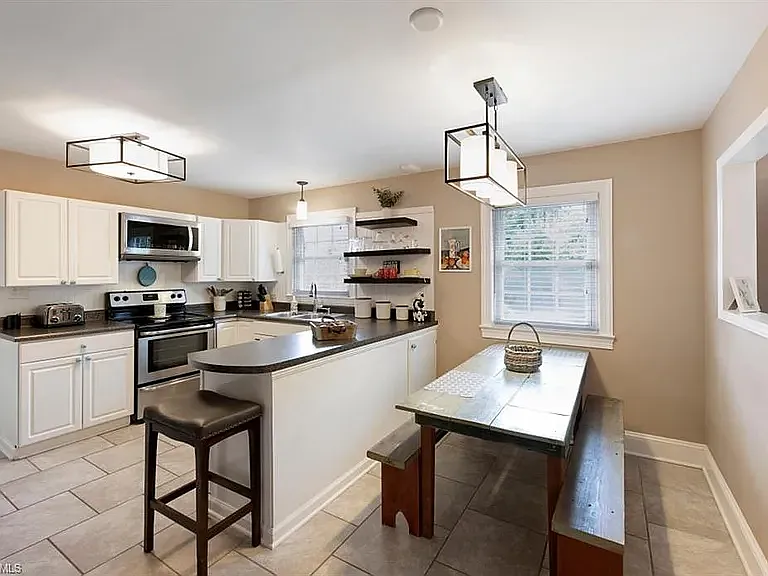 27 W Devonshire St — Photo 3