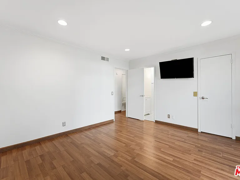 100 S Doheny Dr #213 — Photo 29