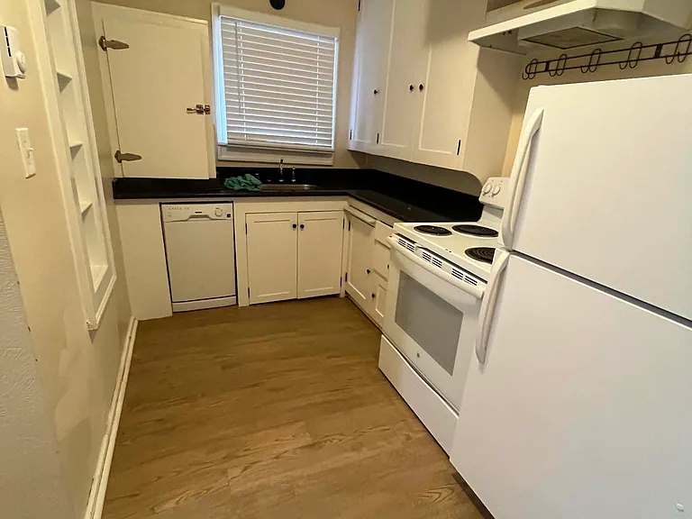 Brentwood Apartments — Photo 10