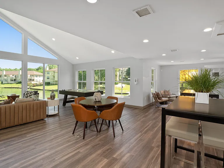 Lago Vista Apartments — Photo 27