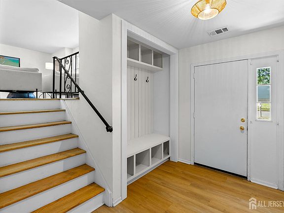 3rd image of 17 Meredith Rd