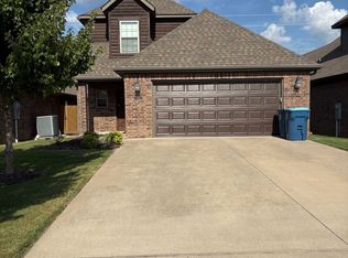 1711 Stonegrove Rd, Bentonville, AR 72713