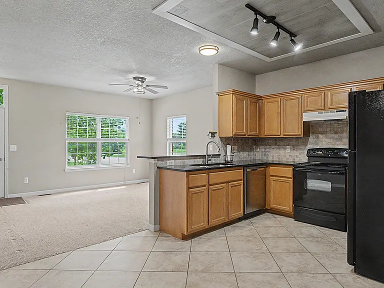 43018 Burlington Dr — Photo 13