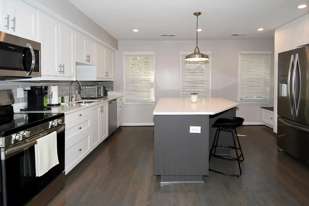 2 bed, 1.5 bath, 1360 sqft, $5,000 — Photo 2