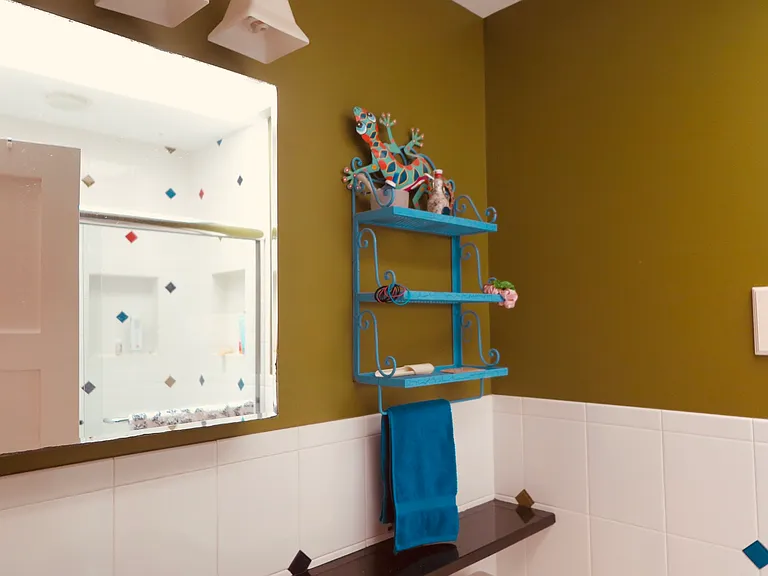 Upper level bathroom.