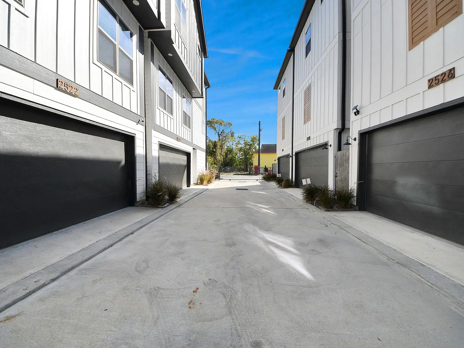 3 bed, 3.5 bath, 1822 sqft, $2,700 — Photo 3