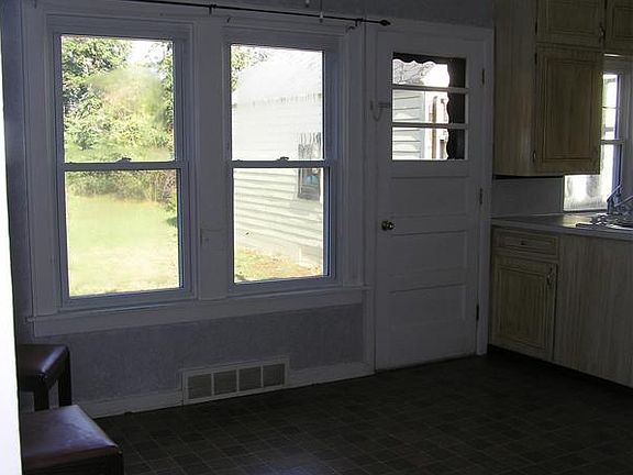 5th image of 1046 E Marigold Ave