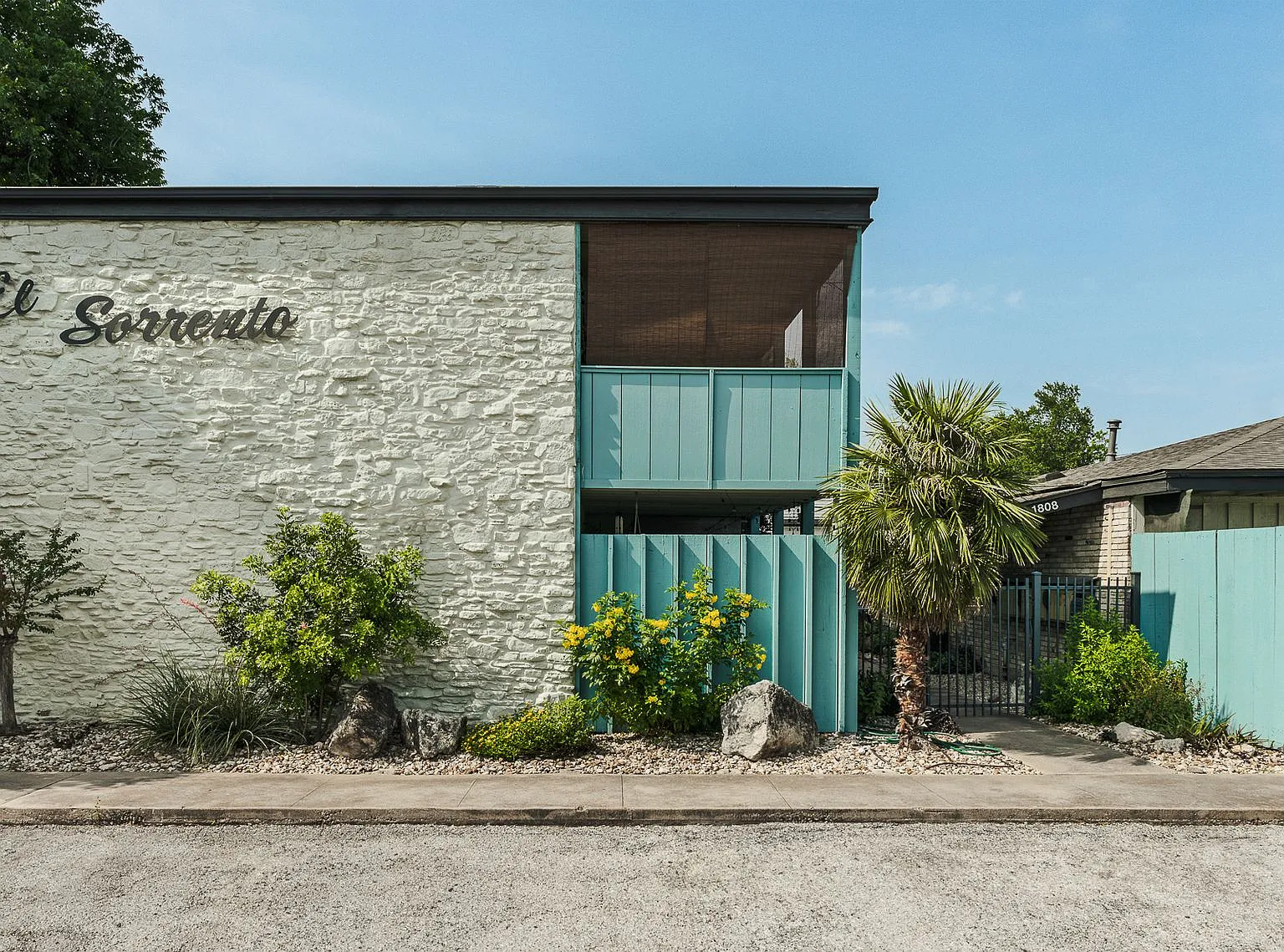 El Sorrento Apts. - 2 Bedroom - One Bath — Photo 2