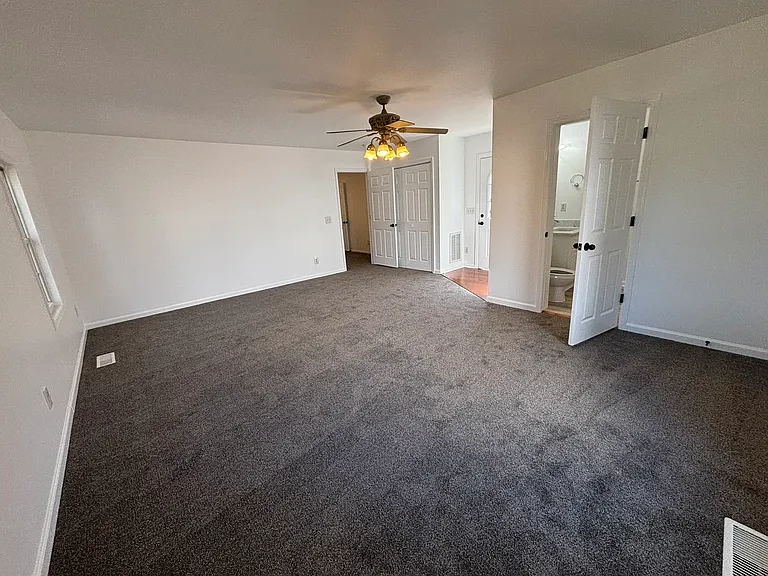 321 E Harden St — Photo 14
