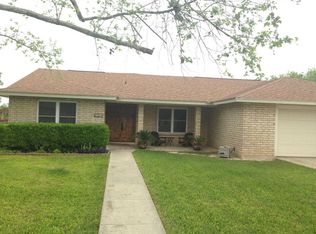 124 N Bluebonnet Dr, Uvalde, TX 78801