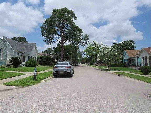 Exterior Neighborhood (street photo)