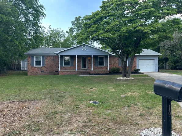 1600 Old English Ct, Fayetteville, NC 28304