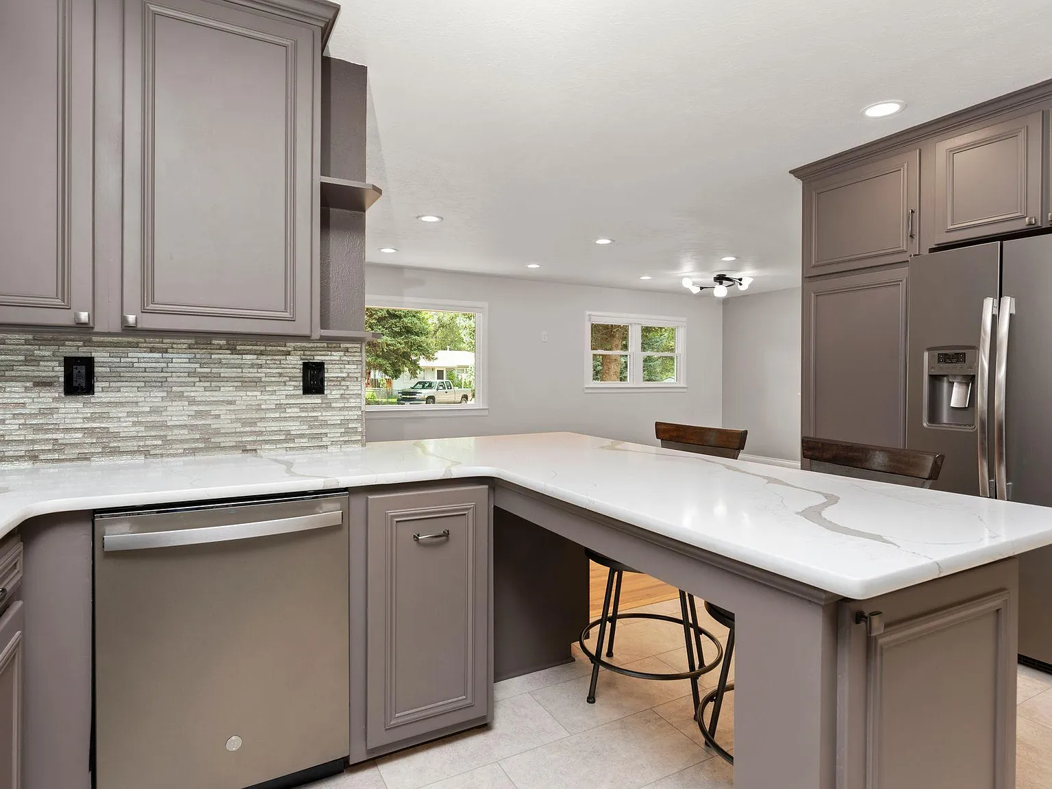 2 bed, 1000 sqft, $1,900 — Photo 2