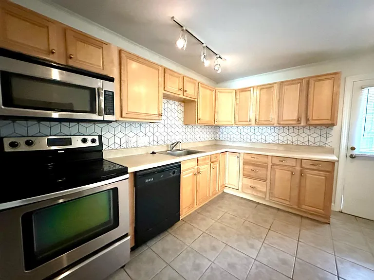 533 Inwood Dr — Photo 2