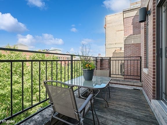 5th image of 847 W Diversey Pkwy APT 4E
