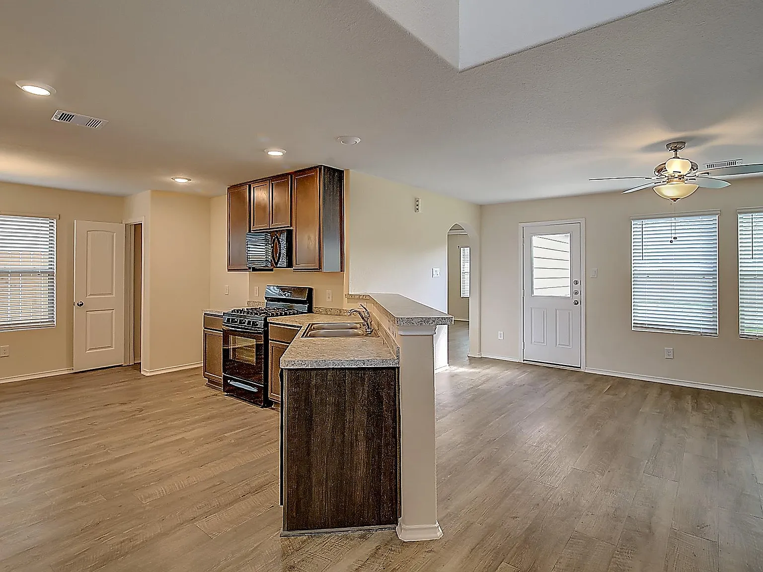3 bed, 2.5 bath, 1628 sqft, $1,797 — Photo 3