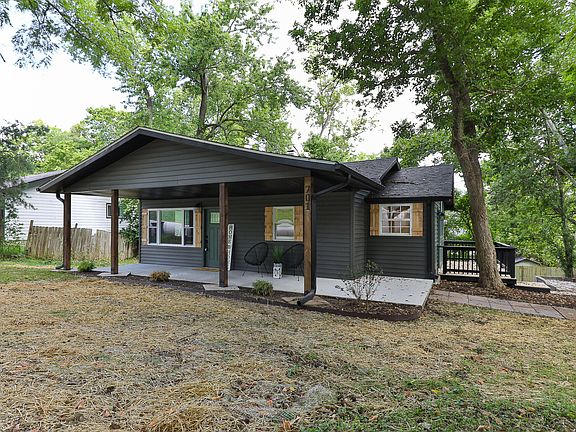 2nd image of 701 E Oak Street