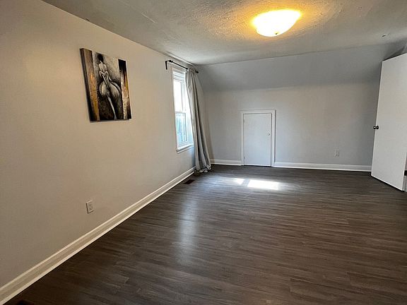 4th image of 218 Finch Ave E