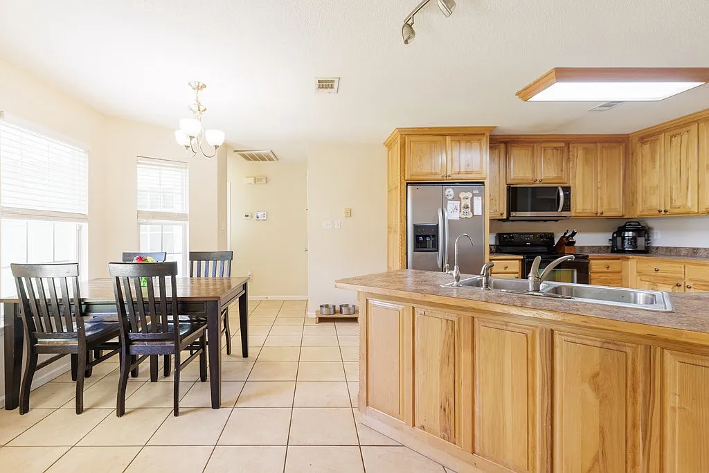 3 bed, 2051 sqft, $2,100 — Photo 4