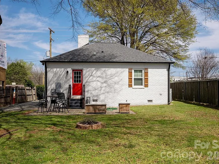 307 E Peterson Dr — Photo 16